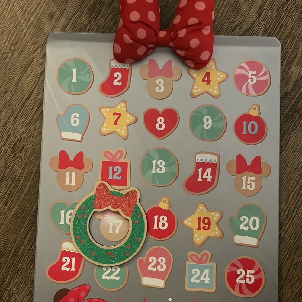 HALLMARK DISNEY MINNIE MAGNETIC COUNTDOWN TO CHRISTMAS ADVENT CALENDAR